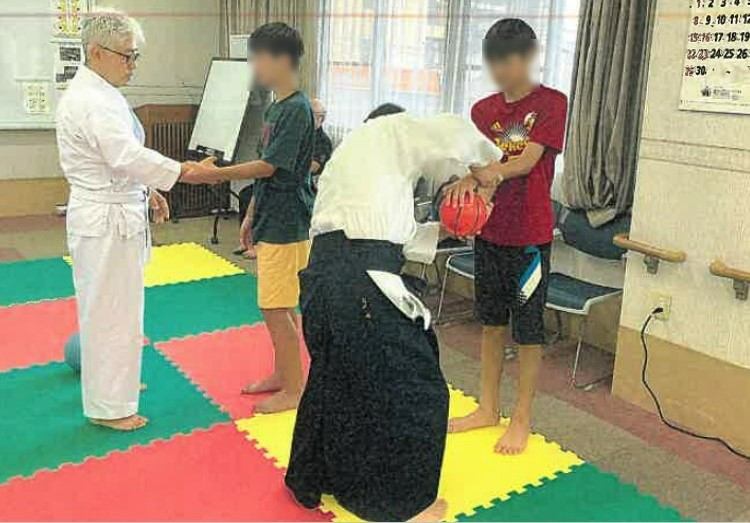 力の移動を練習する、先生と子どもたち